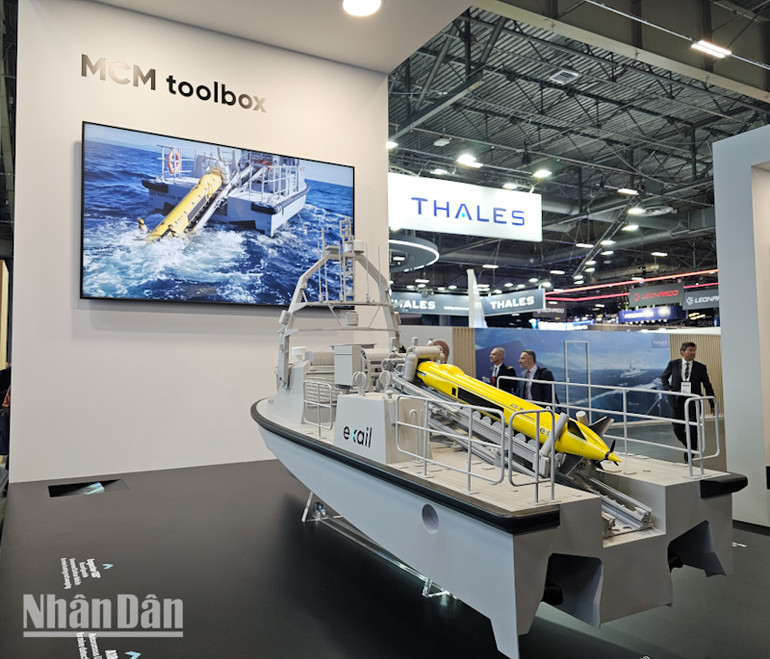Nhiều thiết bị quân sự hải quân với công nghệ tiên tiến được trưng bày tại triển lãm. (Ảnh: KHẢI HOÀN)