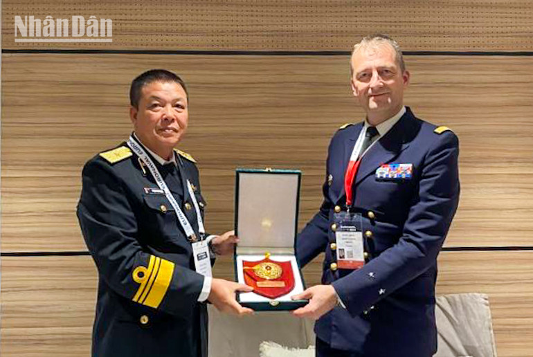 Chuẩn Đô đốc Phạm Như Xuân tại buổi làm việc cùng Phó Đô đốc Vincent du Gardin. (Ảnh: MINH DUY)