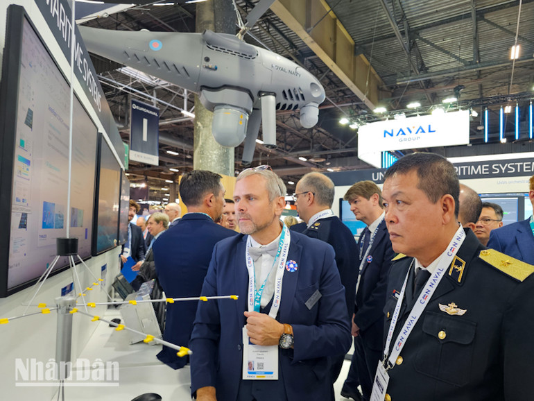 Đoàn Quân chủng Hải quân Việt Nam tại gian trưng bày của Tập đoàn Thales. (Ảnh: MINH DUY)