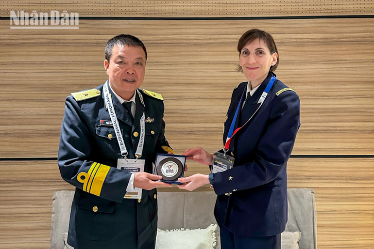 Chuẩn Đô đốc Phạm Như Xuân và Thiếu tướng Caroline Salahun chụp ảnh lưu niệm. (Ảnh: KHẢI HOÀN)