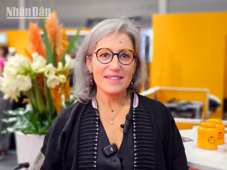 Bà Carine Baudry, Trưởng Ban giám khảo Cuộc thi “Trà thế giới” lần thứ 7, bày tỏ ấn tượng với sự đa dạng của các danh trà tại Việt Nam. (Ảnh: MINH DUY)