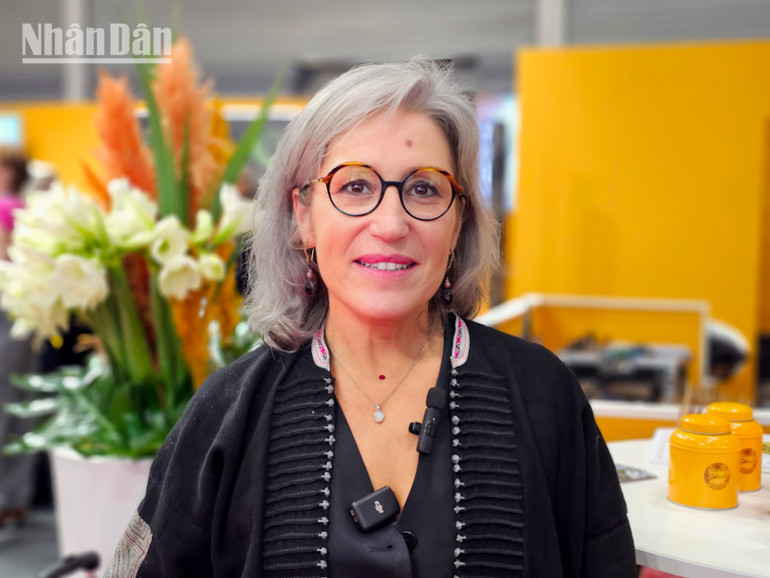 Bà Carine Baudry, Trưởng Ban giám khảo Cuộc thi “Trà thế giới” lần thứ 7, bày tỏ ấn tượng với sự đa dạng của các danh trà tại Việt Nam. (Ảnh: MINH DUY)