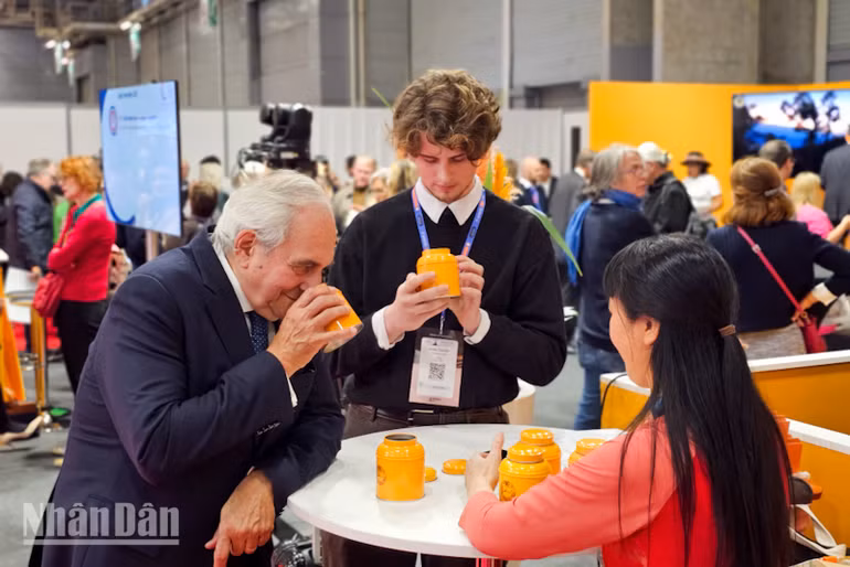 Ông Philippe Juglar, Chủ tịch Cơ quan thúc đẩy giá trị nông sản (AVPA), thích thú với hương vị mới lạ và độc đáo của những sản phẩm trà Việt. (Ảnh: KHẢI HOÀN)