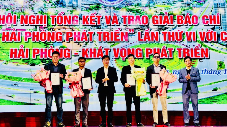 Trao giải C tặng 4 tác giả và nhóm tác giả đoạt giải.