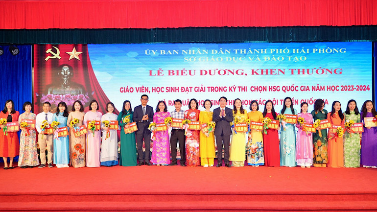 Biểu dương, khen thưởng các thầy cô giáo có học sinh đạt giải cao trong các kỳ thi học sinh giỏi.