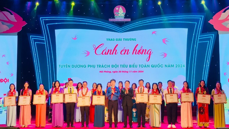 Lãnh đạo Hội đồng Đội Trung ương và thành phố Hải Phòng trao giải thưởng "Cánh én hồng" tặng các Tổng phụ trách Đội tiêu biểu.