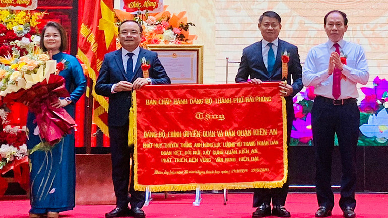 Bí thư Thành ủy Hải Phòng trao bức trướng của Thành ủy tặng Đảng bộ, chính quyền và nhân dân Kiến An nhân 30 năm Ngày thành lập quận.