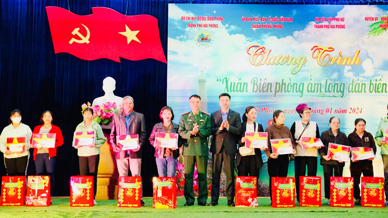 Lãnh đạo Bộ chỉ huy Bộ đội Biên phòng và huyện Cát Hải trao quà tặng các gia đình chính sách, gia đình có hoàn cảnh khó khăn tại thị trấn Cát Hải (huyện Cát Hải).