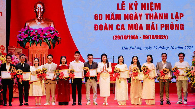 Nhiều tập thể, cá nhân trong đoàn được Sở Văn hóa và Thể thao Hải Phòng biểu dương, khen thưởng.