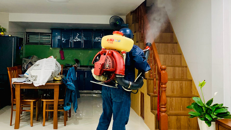 Phun thuốc diệt muỗi tại ổ dịch sốt xuất huyết Dengue trên địa bàn quận Ngô Quyền.