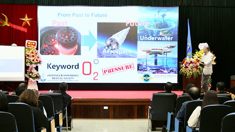 Bác sĩ Wang Soon Joo, Đại học Hallym (Hàn Quốc) chia sẻ kinh nghiệm điều trị bằng oxy cao áp tại Hàn Quốc.