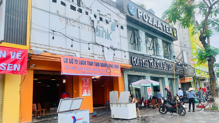 Các hộ kinh doanh thuê ki-ốt phía mặt đường Lạch Tray của Công ty cổ phần May Hai đang tự thu dọn tài sản, trả lại mặt bằng.