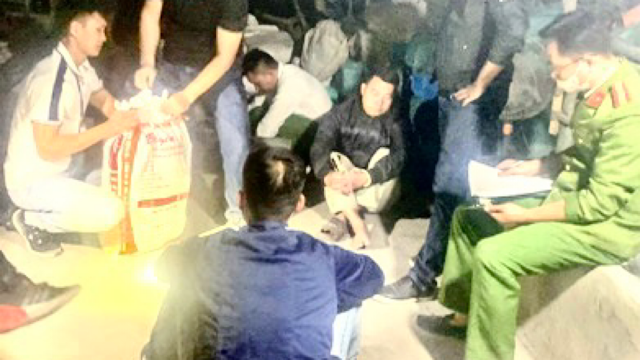 Lực lượng công an Thủy Nguyên khám xét, thu giữ pháo trong đêm. (Ảnh do cơ quan công an cung cấp)