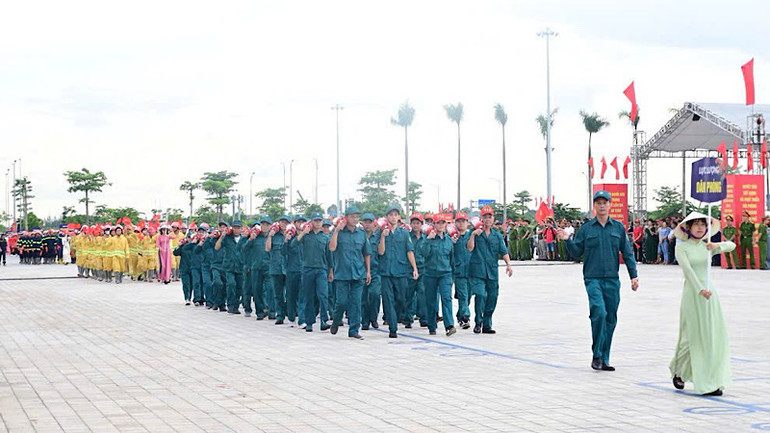 Các đơn vị tham gia diễu hành biểu dương lực lượng tại Hội thi.