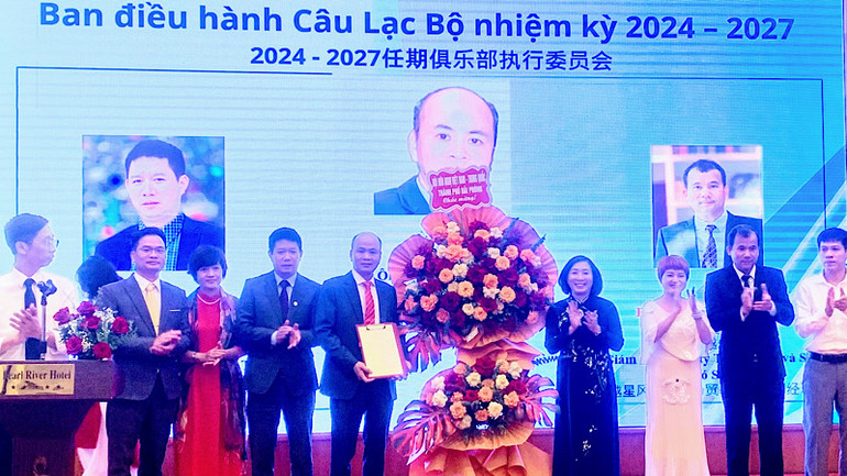 Trưởng Ban Tuyên giáo Thành ủy Hải Phòng, Chủ tịch Hội hữu nghị Việt Nam-Trung Quốc thành phố Hải Phòng Đào Khánh Hà trao Quyết định thành lập Câu lạc bộ cho Ban điều hành. Trưởng Ban Tuyên giáo Thành ủy Hải Phòng, Chủ tịch Hội hữu nghị Việt Nam-Trung Quốc thành phố Hải Phòng Đào Khánh Hà trao Quyết định thành lập Câu lạc bộ cho Ban điều hành.