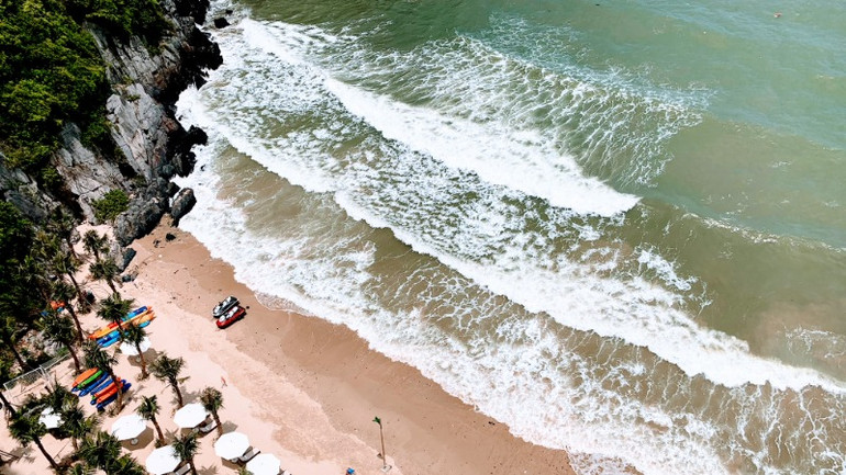 Những bãi biển xanh mát, nên thơ trên đảo Cát Bà.