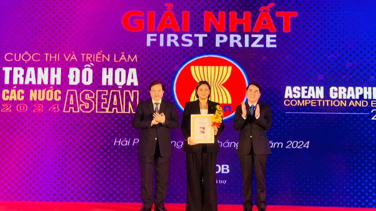 Lãnh đạo Bộ Văn hóa, Thể thao và Du lịch cùng lãnh đạo Ủy ban nhân dân thành phố Hải Phòng trao giải Nhất tặng tác giả đoạt giải.