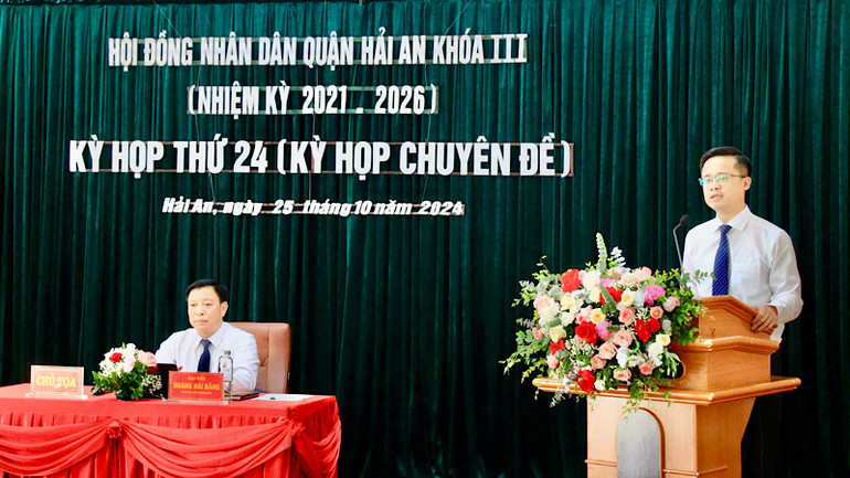 Tân Chủ tịch Ủy ban nhân dân quận Hải An Nguyễn Anh Tuấn phát biểu nhận nhiệm vụ mới.