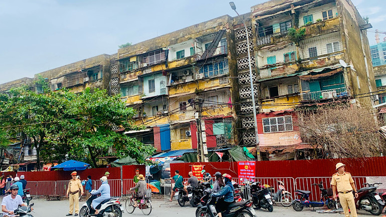 Khu nhà A7 nghiêng hẳn về phía sau đã được rào chắn bảo đảm an toàn.