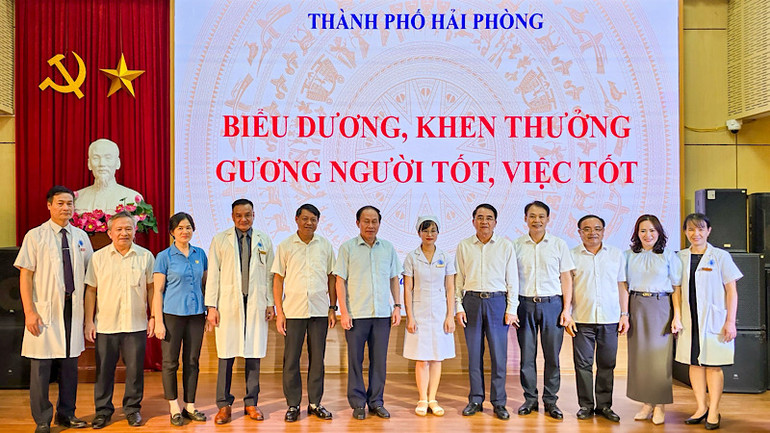 Các đồng chí lãnh đạo thành phố Hải Phòng, Sở Y tế, quận Kiến An, Bệnh viện Trẻ em Hải Phòng cùng điều dưỡng viên Nguyễn Thị Thảo tại buổi biểu dương.