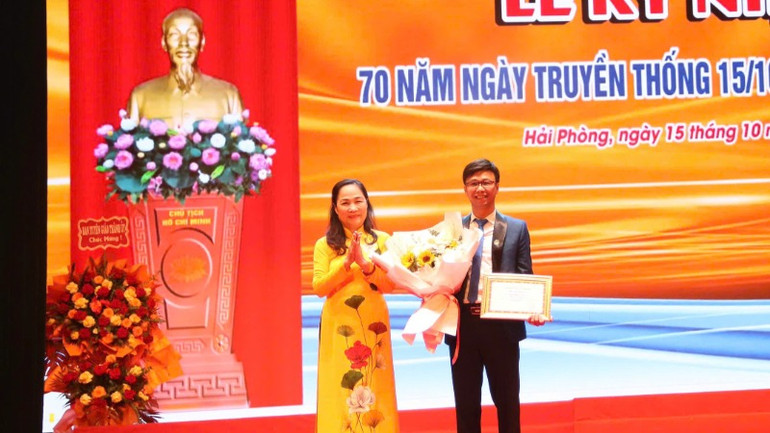 Chủ tịch Hội Nghệ sĩ sân khấu Việt Nam trao Bằng khen tặng cá nhân xuất sắc.