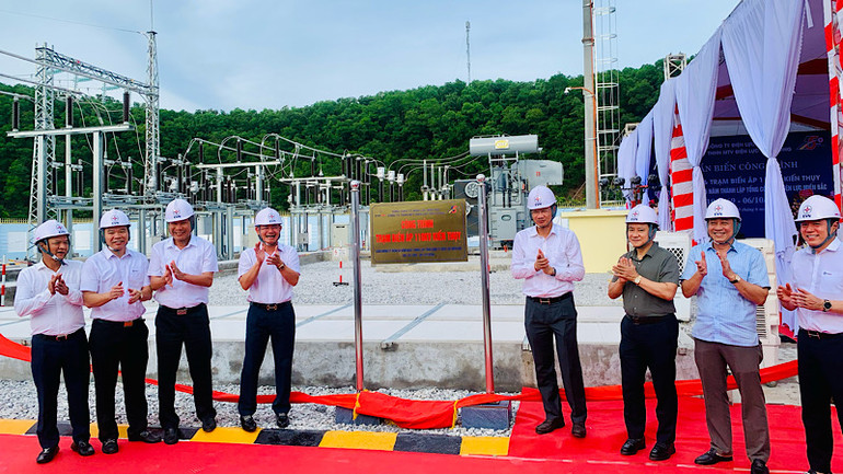 Các đại biểu tham gia gắn biển công trình chào mừng kỷ niệm 55 năm thành lập Tổng công ty và 70 năm ngày truyền thống ngành điện cách mạng Việt Nam.