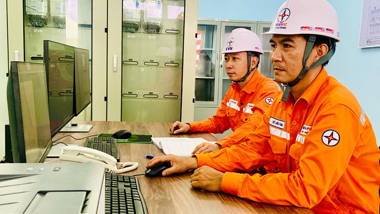 Công nhân ngành điện thực hiện vận hành tại Trạm biến áp 110kV Kiến Thụy.