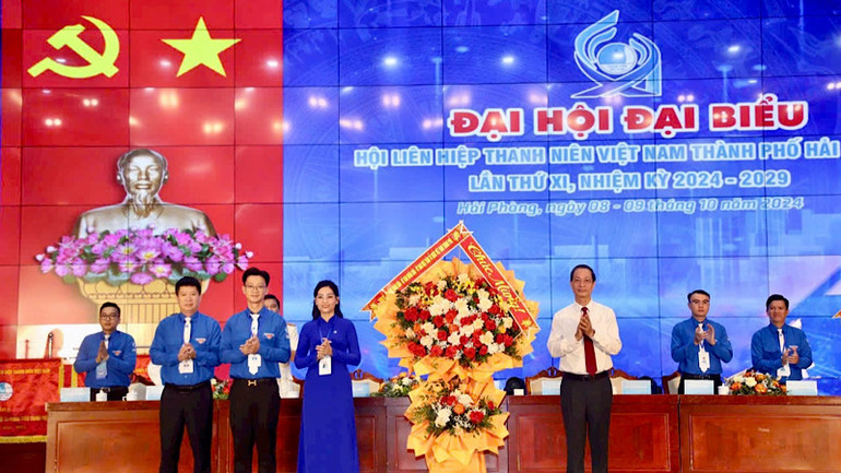 Lãnh đạo Thành ủy, Hội đồng nhân dân, Ủy ban nhân dân, Ủy ban Mặt trận Tổ quốc Việt Nam thành phố chúc mừng Đại hội.