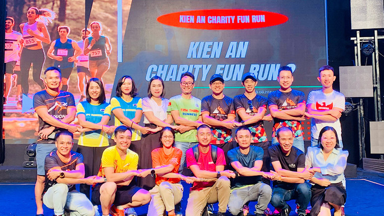 Đại diện một số đội vận động viên bán chuyên nghiệp của nhiều địa phương, đơn vị tham gia giải chạy.