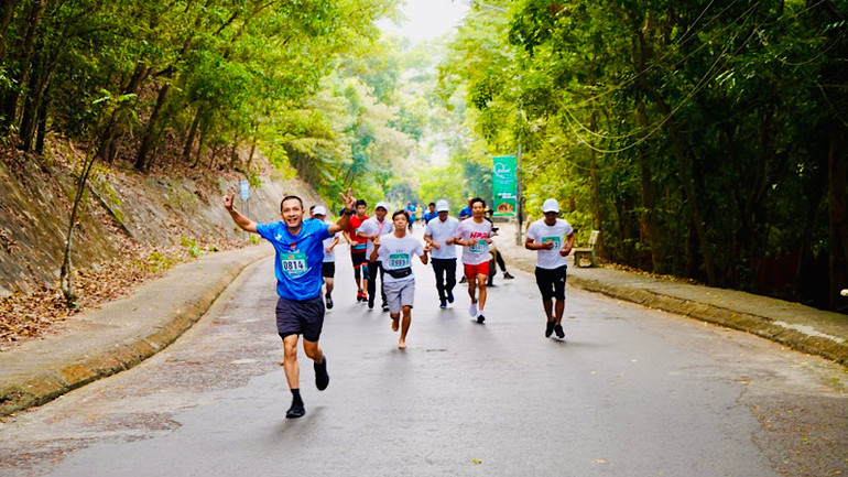 Các vận động viên tham gia giải chạy cũng được trải nghiệm phong cảnh tuyệt vời trên cung đường lên đỉnh đồi Thiên Văn