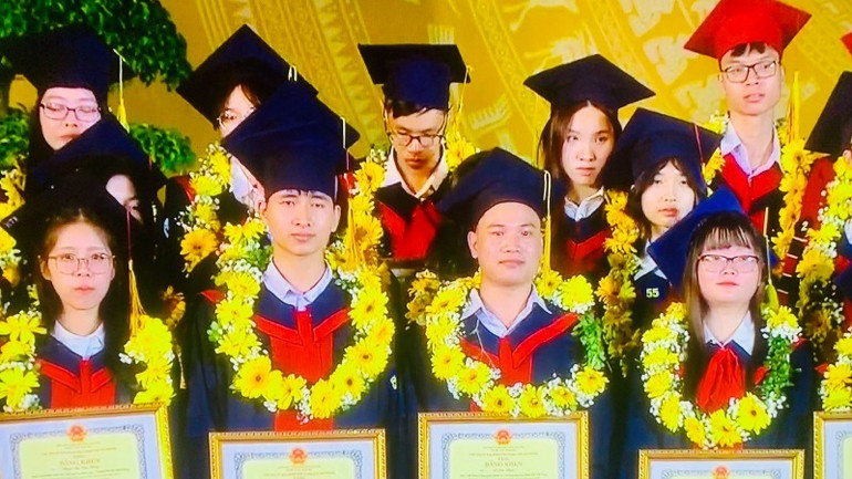 Các học sinh, sinh viên được vinh danh. Các học sinh, sinh viên được vinh danh.