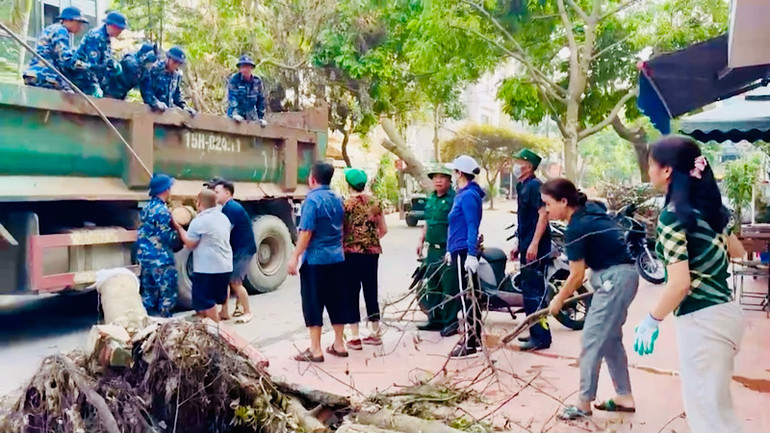 Cán bộ, đảng viên, công chức, viên chức, thành viên các tổ chức quần chúng và các lực lượng vũ trang tích cự tham gia "Ngày thứ bảy cùng dân" tại quận Lê Chân.