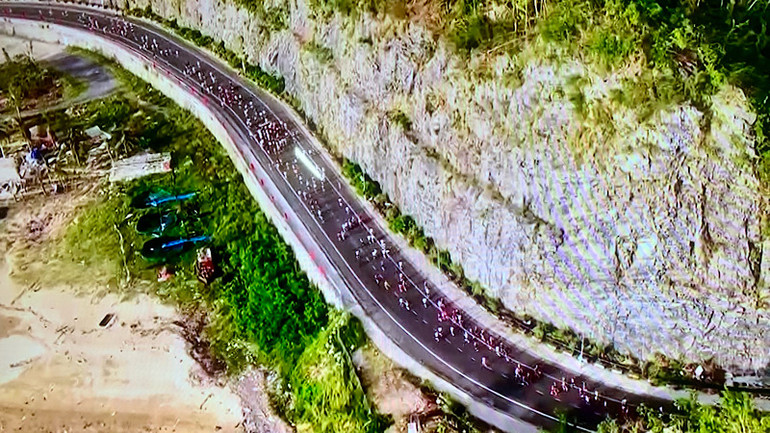 Những cung đường tuyệt đẹp trên đảo Cát Bà.