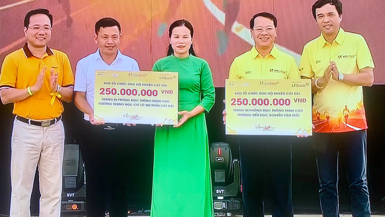 Ban tổ chức trao 500 triệu đồng tặng hai phòng học thông minh cho huyện đảo Cát Hải.