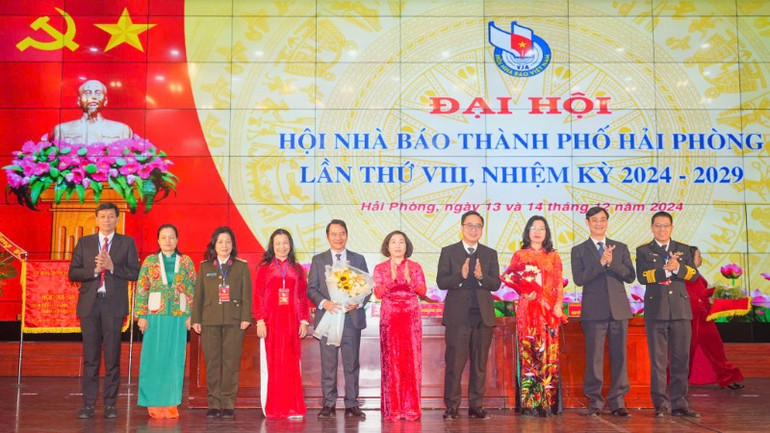 Lãnh đạo Hội Nhà báo Việt Nam và thành phố Hải Phòng chúc mừng Ban Chấp hành Hội Nhà báo thành phố Hải Phòng khóa 8.