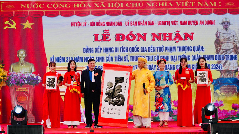 Dâng thư pháp tại Đền thờ Phạm Thượng Quận.