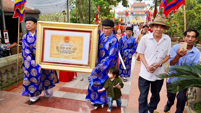 Các bậc cao niên thành kính rước Bằng xếp hạng Di tích Quốc gia vào Đền thờ.