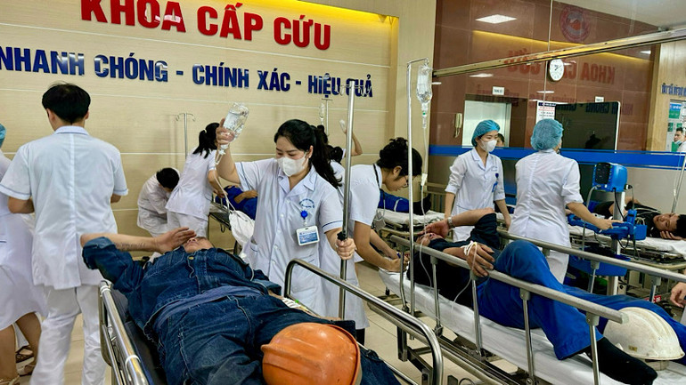 Các công nhân nghi ngộ độc thực phẩm được điều trị tại Bệnh viện Hữu nghị Việt-Tiệp Các công nhân nghi ngộ độc thực phẩm được điều trị tại Bệnh viện Hữu nghị Việt-Tiệp