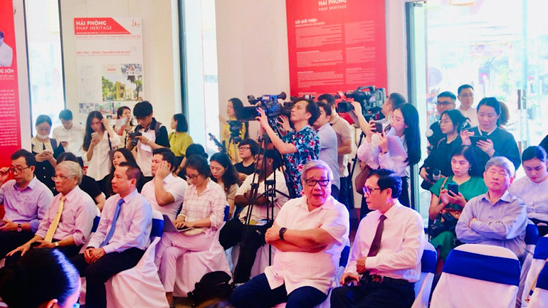 Các đại biểu tham dự cuộc họp báo.