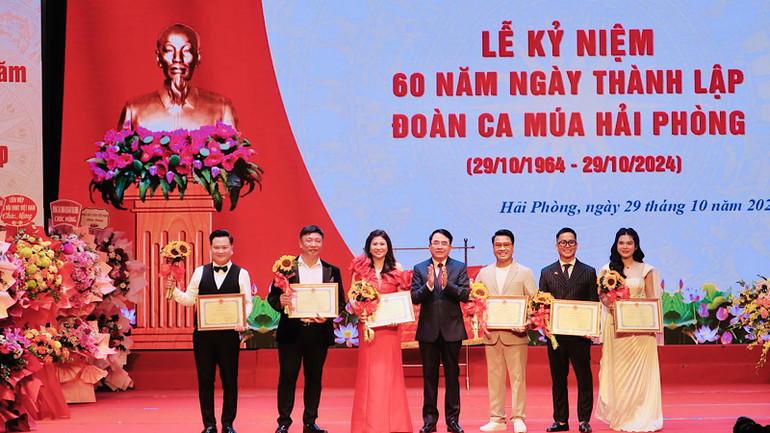 Lãnh đạo thành phố Hải Phòng trao Bằng khen tặng các ca sĩ, nghệ sĩ có thành tích xuất sắc.
