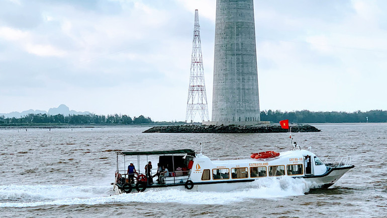 Ban Chỉ huy Phòng chống thiên tai, Tìm kiếm cứu nạn và Phòng thủ dân sự thành phố căn cứ diễn biến của bão chủ động xác định thời điểm thông báo cấm biển và tạm dừng các hoạt động vận tải đường thủy nội địa, cầu qua sông, hệ thống cáp treo, khu vui chơi giải trí tại các khu du lịch biển.