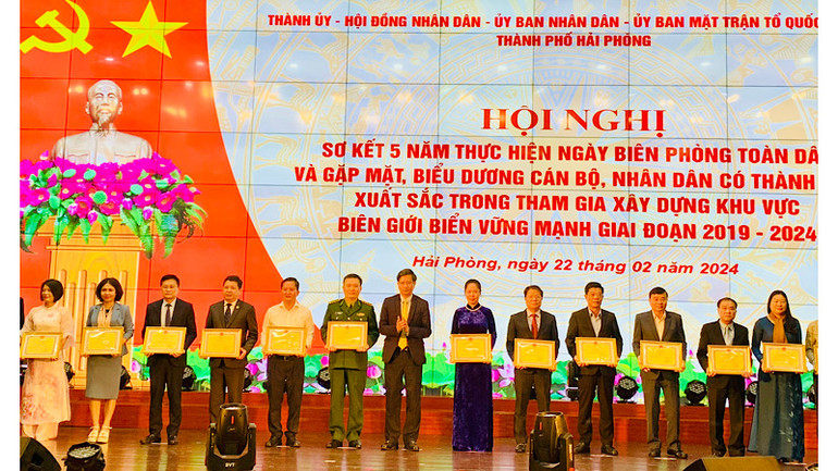 Phó Chủ tịch Thường trực Ủy ban nhân dân thành phố Hải Phòng Lê Anh Quân trao Bằng khen tặng các tập thể và cá nhân tiêu biểu.
