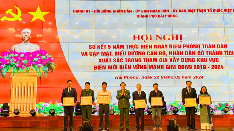 Tư lệnh Bộ đội Biên phòng, Trung tướng Lê Đức Thái trao Kỷ niệm chương "Vì chủ quyền an ninh biên giới Tổ quốc" tặng các điển hình tiêu biểu.