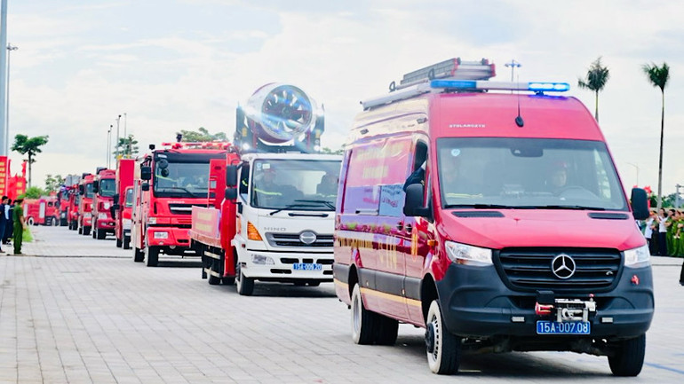 Các phương tiện chữa cháy tham gia diễu hành tại Hội thi.