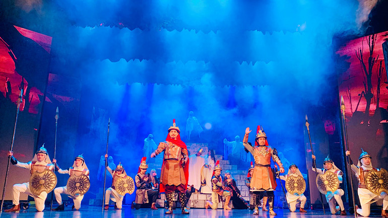 Sân khấu và trang phục vở diễn đòi hỏi công phu và chi tiết. Sân khấu và trang phục vở diễn đòi hỏi công phu và chi tiết.