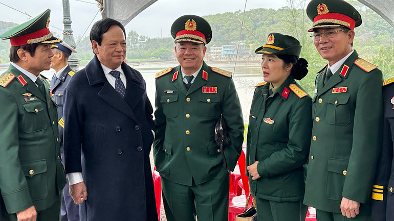 Các chiến sĩ Đoàn tàu không số gặp mặt các thế hệ chiến sĩ. Các chiến sĩ Đoàn tàu không số gặp mặt các thế hệ chiến sĩ.