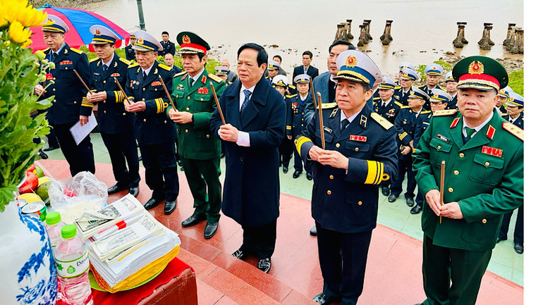 Dâng hương tưởng niệm các Anh hùng Liệt sĩ tàu không số. Dâng hương tưởng niệm các Anh hùng Liệt sĩ tàu không số.