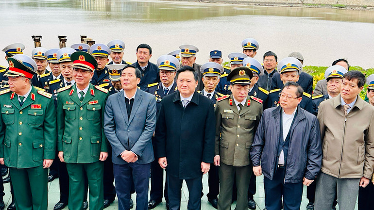 Các đại biểu dâng hương các Anh hùng Liệt sĩ tại Bến K15. Các đại biểu dâng hương các Anh hùng Liệt sĩ tại Bến K15.