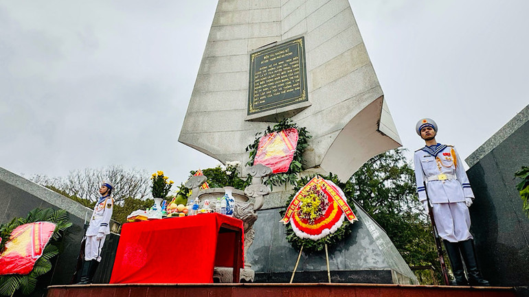 Đài tưởng niệm các Anh hùng Liệt sĩ tại Bến K15. Đài tưởng niệm các Anh hùng Liệt sĩ tại Bến K15.