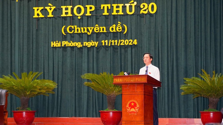 Chủ tịch Hội đồng nhân dân thành phố Hải Phòng Phạm Văn Lập phát biểu tại kỳ họp.